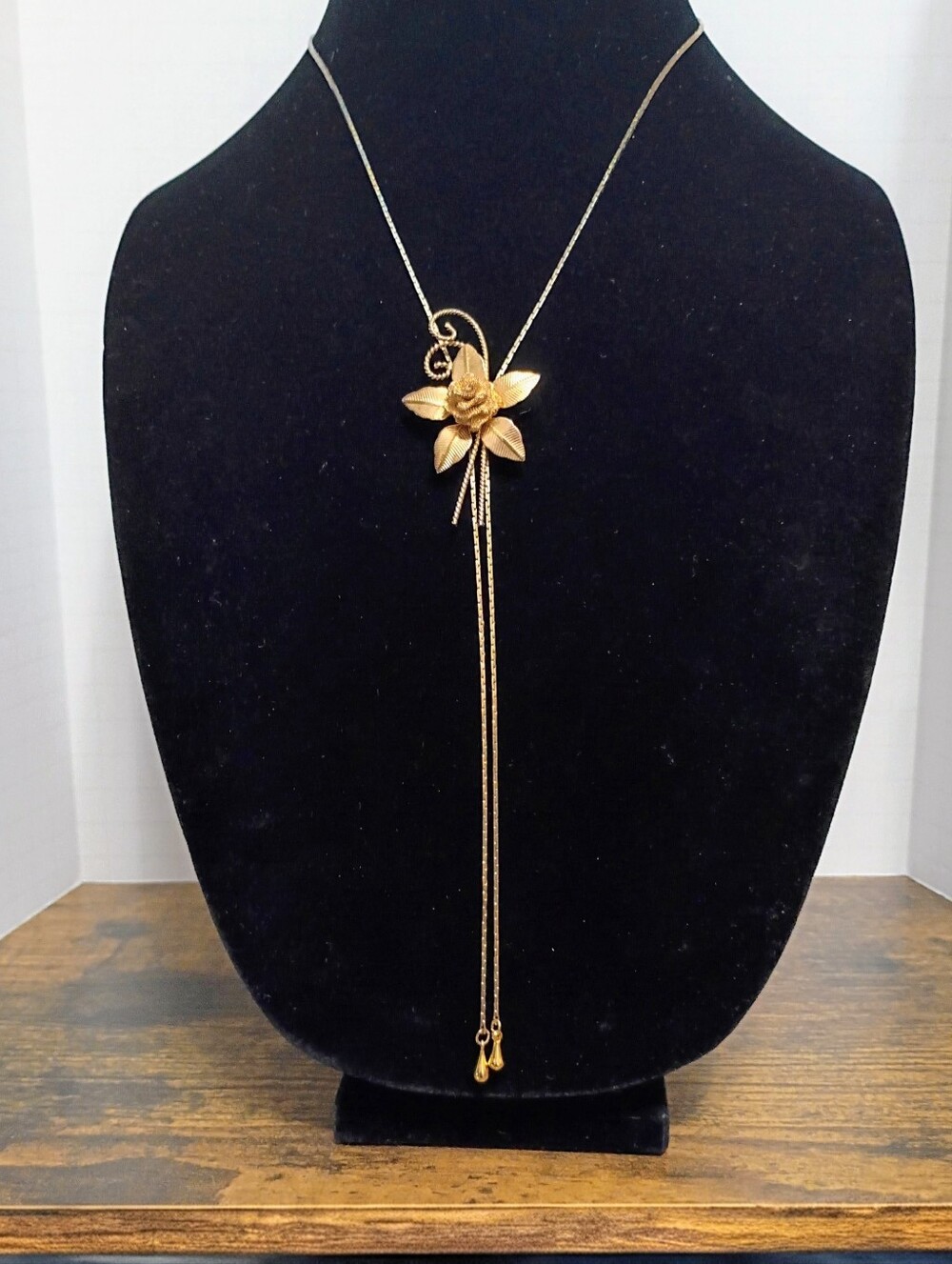 Gold Toned Floral Lariat Necklace - Elegant Gold Toned Flower Pendant